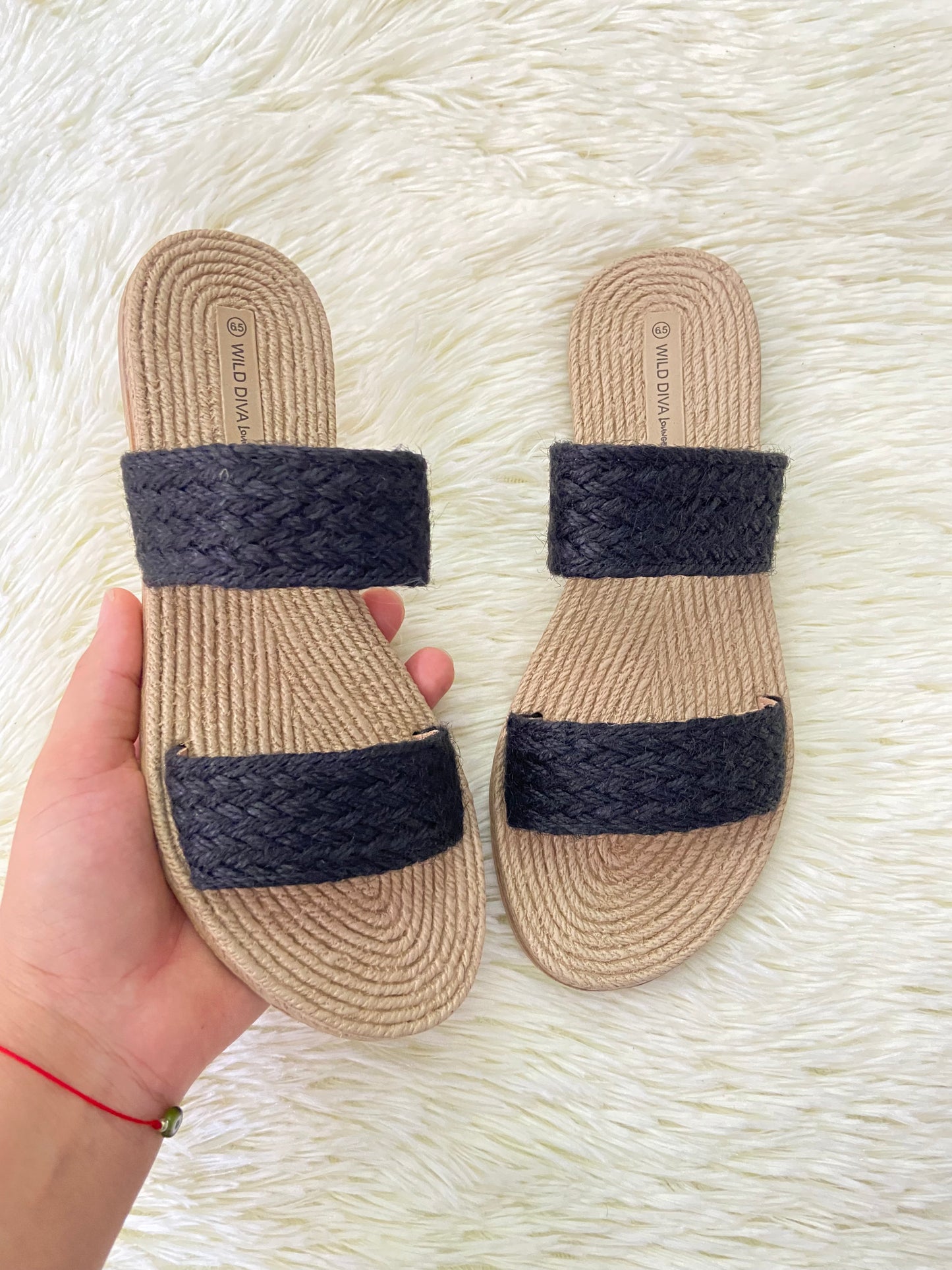 Sandalias WILD DIVA original, negra con dos bandas al frente en color negra, plantilla con material trenzado.