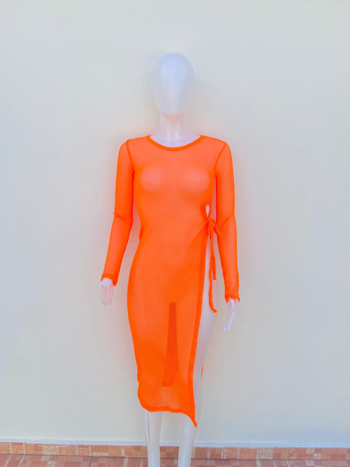 Vestido/ Cover up, naranja estilo malla, con abierto en el lateral, largo.