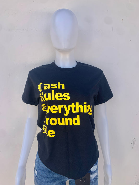 T-shirt Fashion Nova en color negro con letras, Cash, Rules, Everything around me en color amarillo