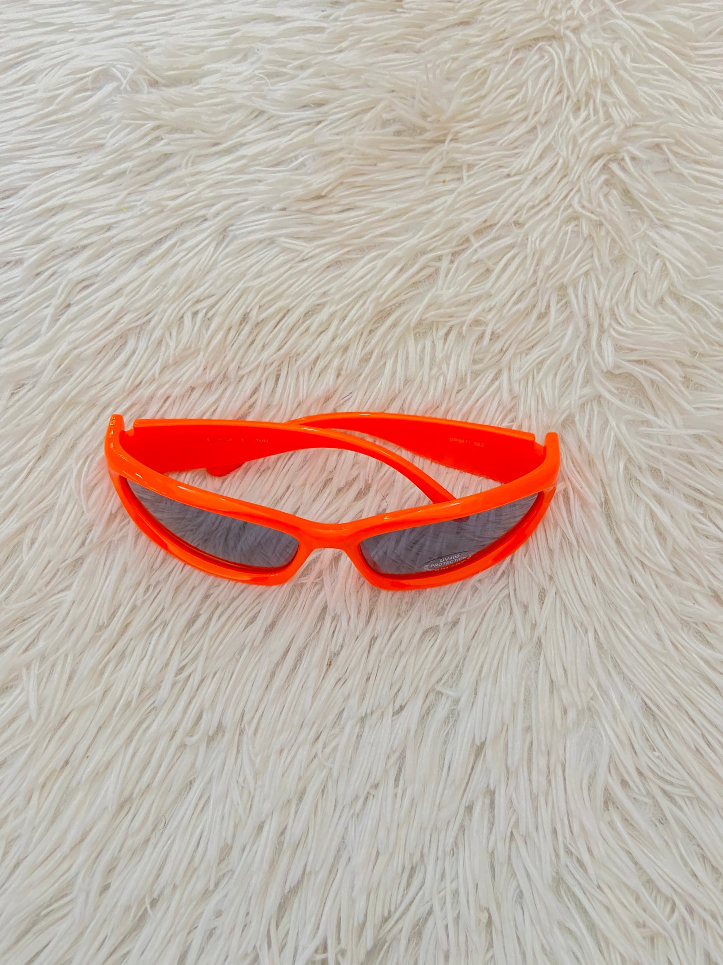 Lentes, naranja con micas de color negro.