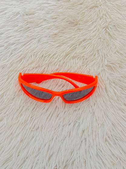 Lentes, diseñados con protección UV 100-400 para proteger tu visión. Naranja con micas de color negro.