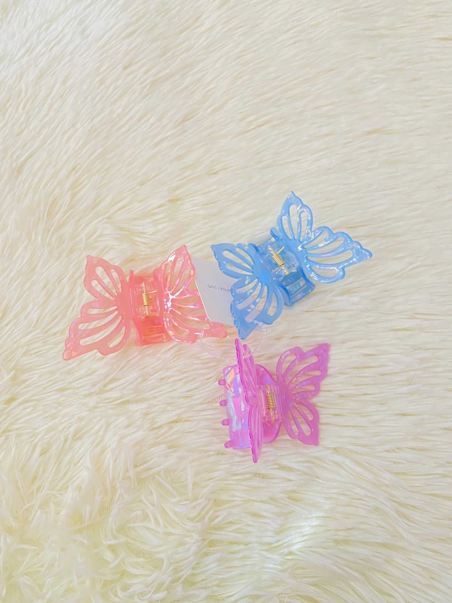 Set de ganchos de mariposas en color rosado, azul y morado.