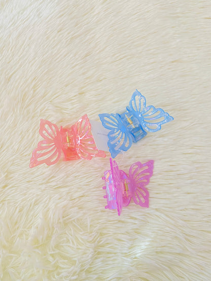 Set de ganchos de mariposas en color rosado, azul y morado.