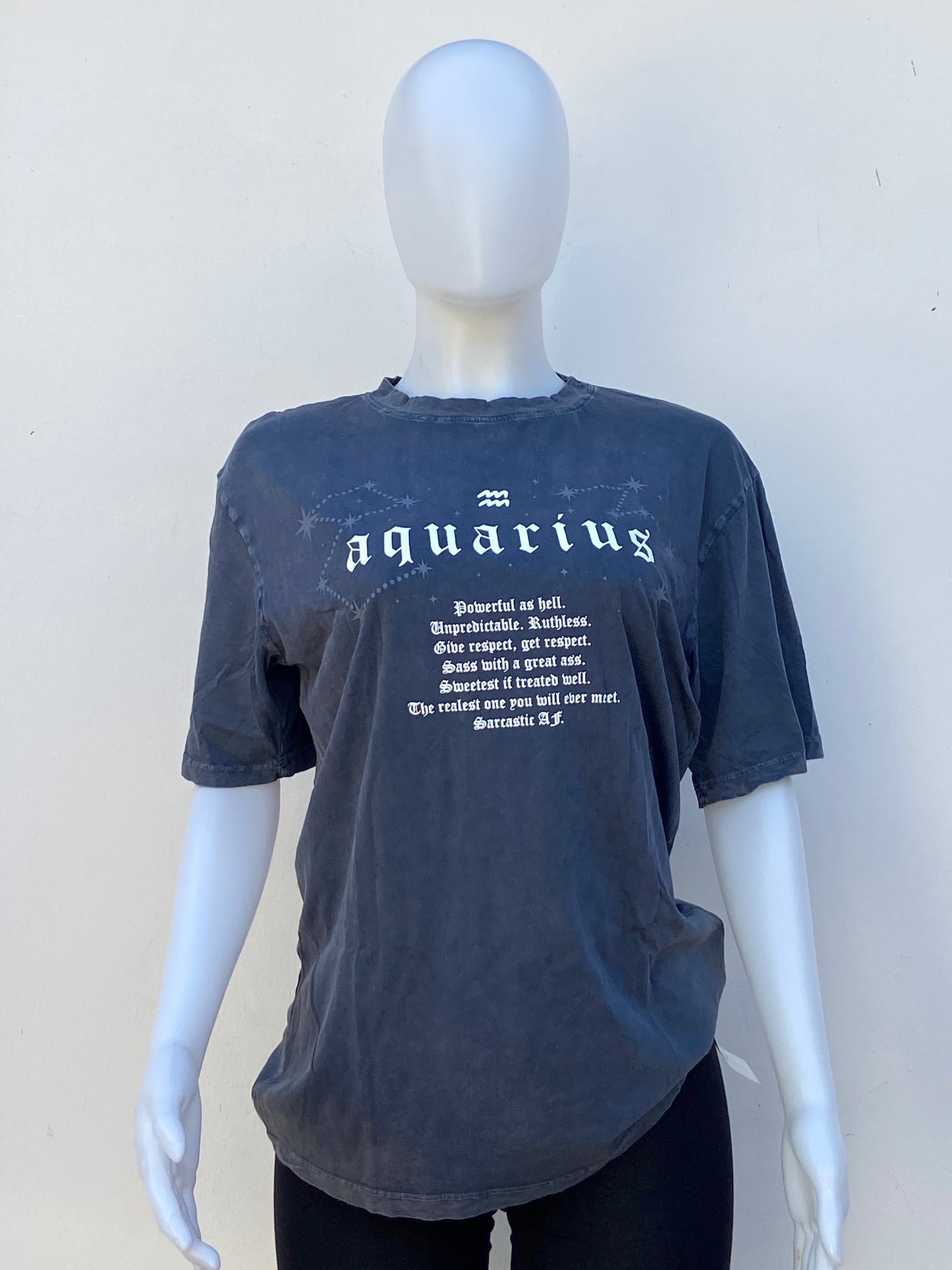 T-shirt, gris oscuro ( charcoal ), con letras AQUARIUS ( Acuario) en blanco.