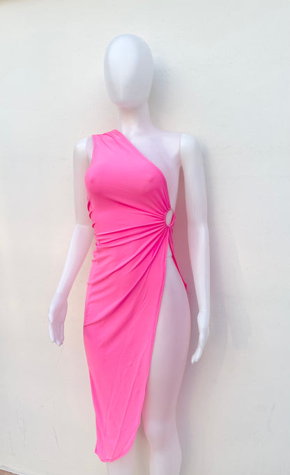 Vestido rosado, largo de una sola manga y un abierto en los lados