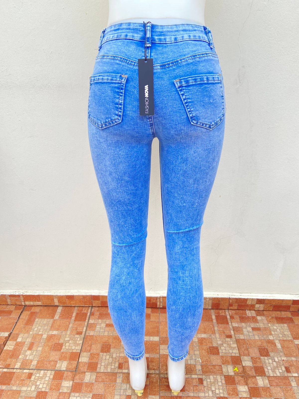 Pantalón Jean, azul claro liso, degradado.