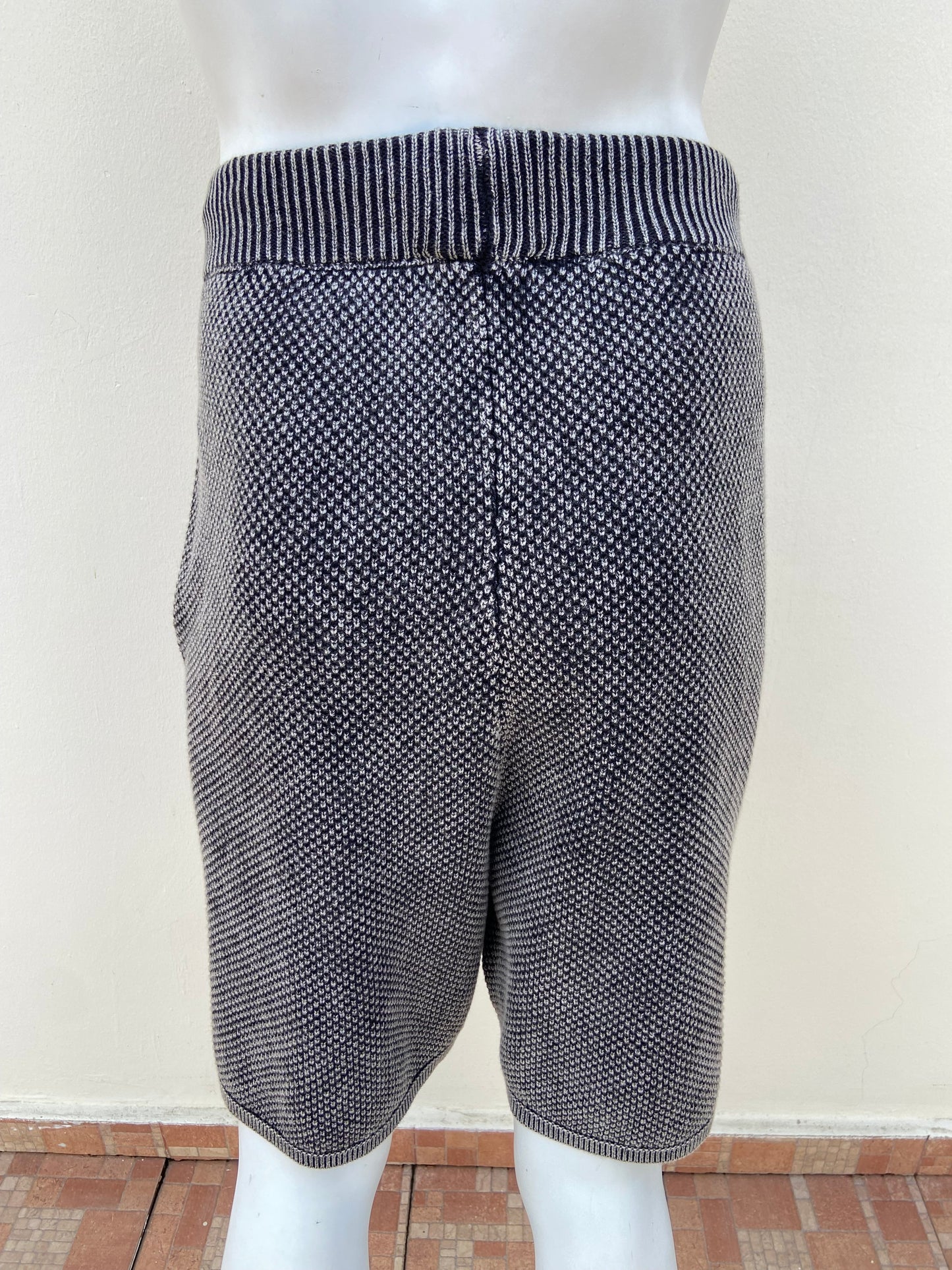 Bermuda, negra/gris con lazo ajustable y bolsillos en los lados,