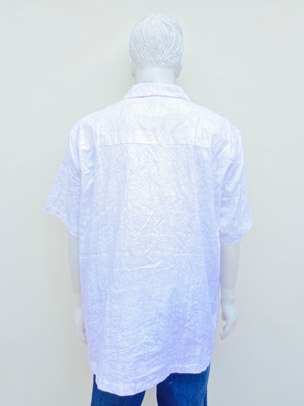 Camisa GAP original, blanca con diseños de flores en color morado lila, tela lino.