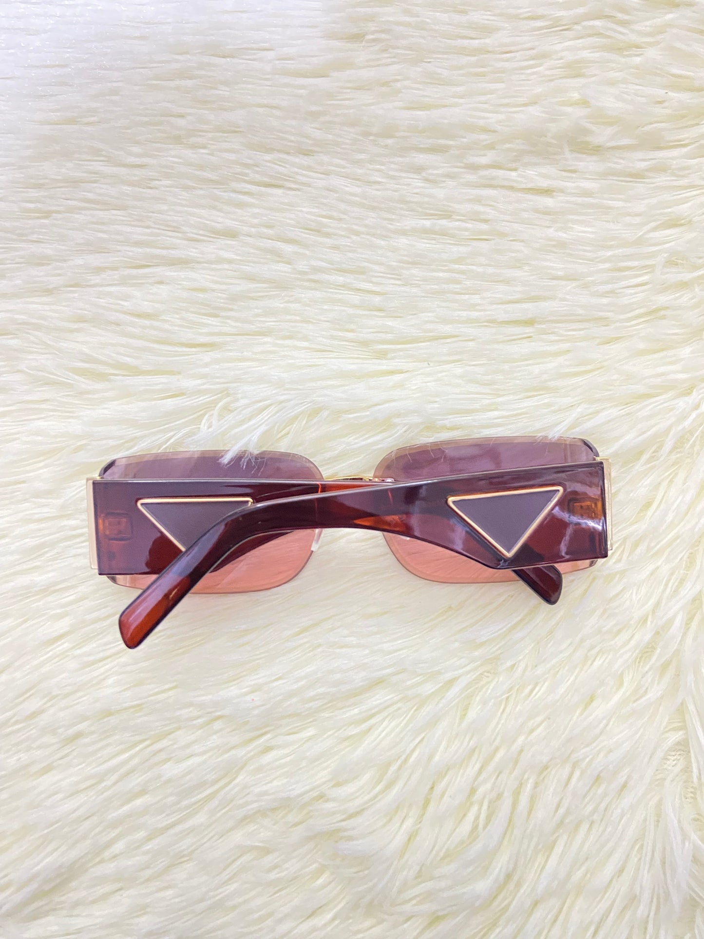 Lentes, morado oscuro con montura marron y detalles dorado,cuadrados pequeños,100 % Polycarbonate y protección UV.