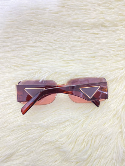 Lentes, morado oscuro con montura marron y detalles dorado,cuadrados pequeños,100 % Polycarbonate y protección UV.