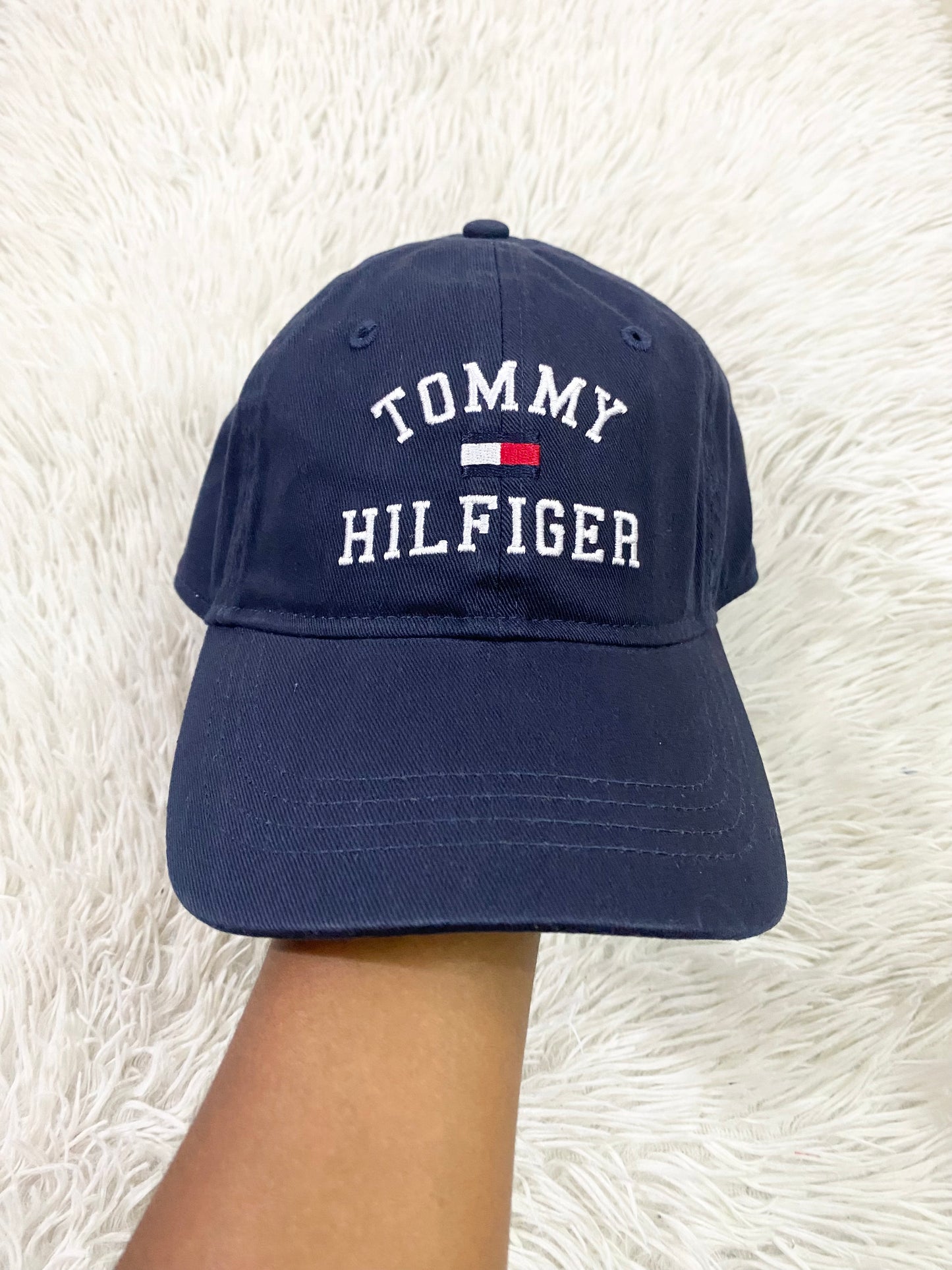 Gorra Tommy Hilfiger original, azul marino con letras de la marca en la parte delantera y bandera atrás.