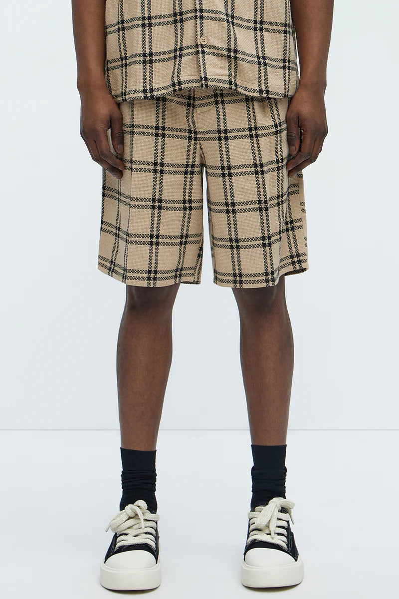 Bermuda, crema con estampado de cuadros negros.