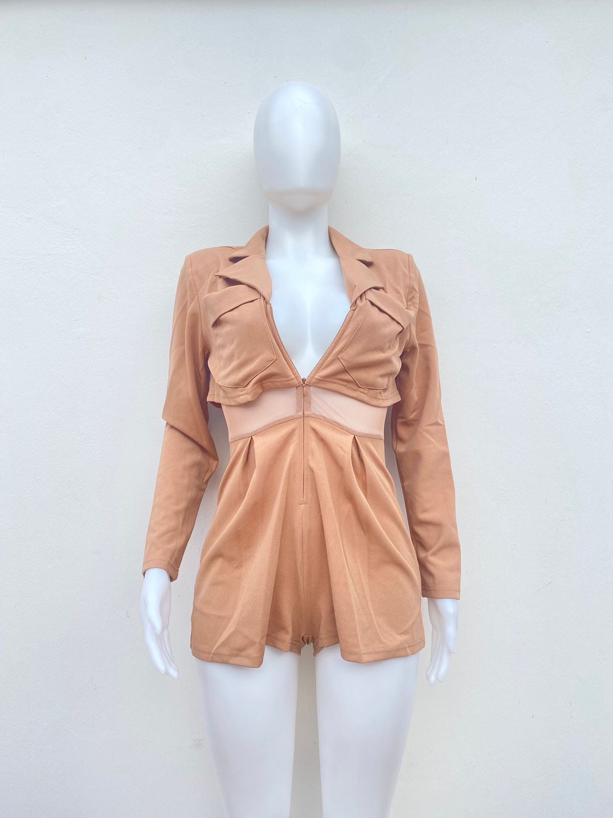 Enterizo/ Romper Fashion Nova original crema, con mangas y zipper delantero.