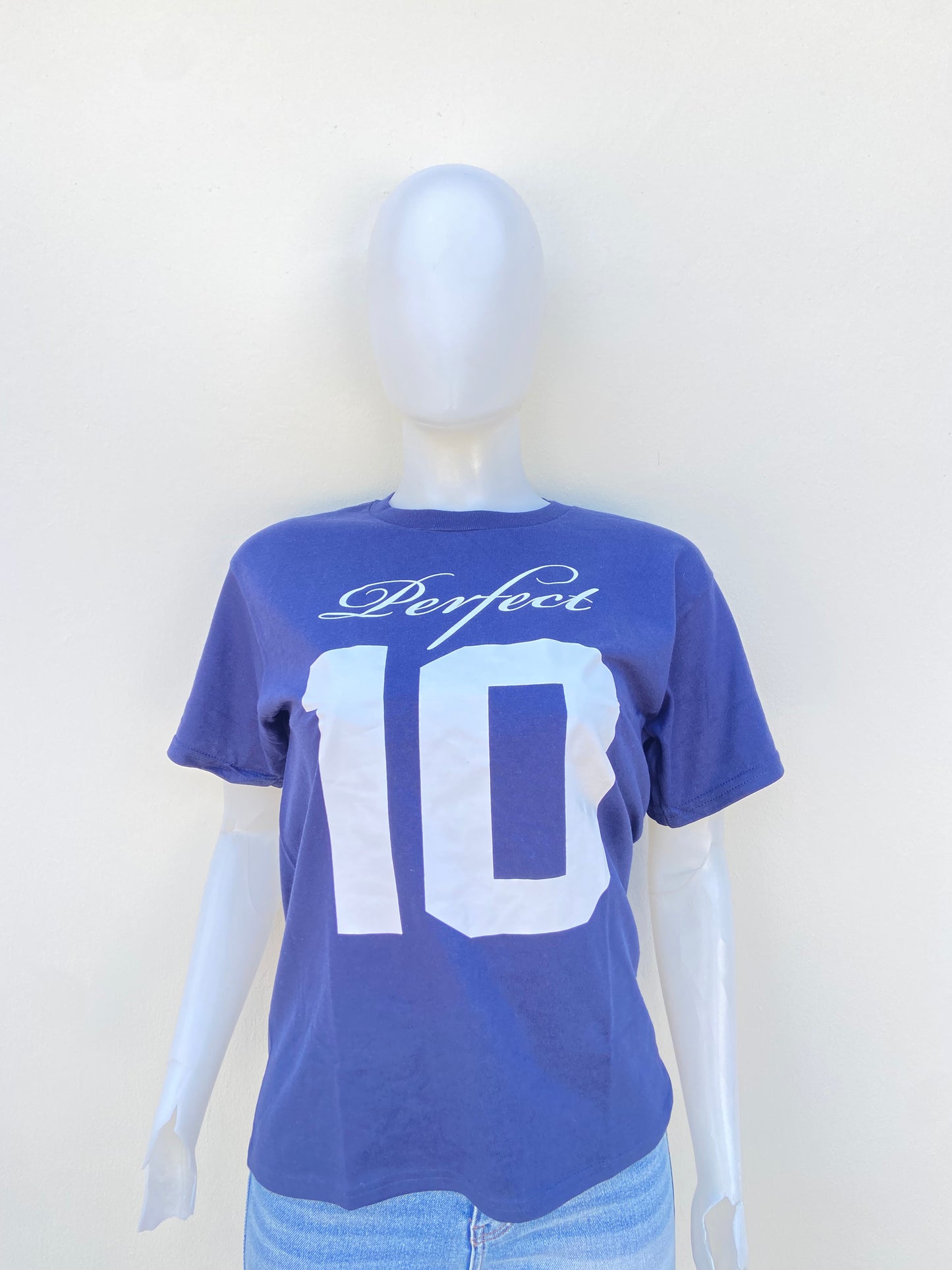 T-shirt azul marino con numero grande y letra en color blanco, PERFECT 10.