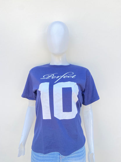 T-shirt azul marino con numero grande y letra en color blanco, PERFECT 10.