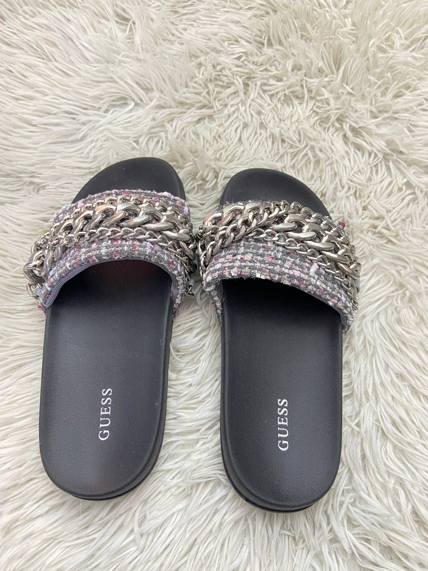 Sandalias Guess original negra con detalles de cadenas en color plateado.