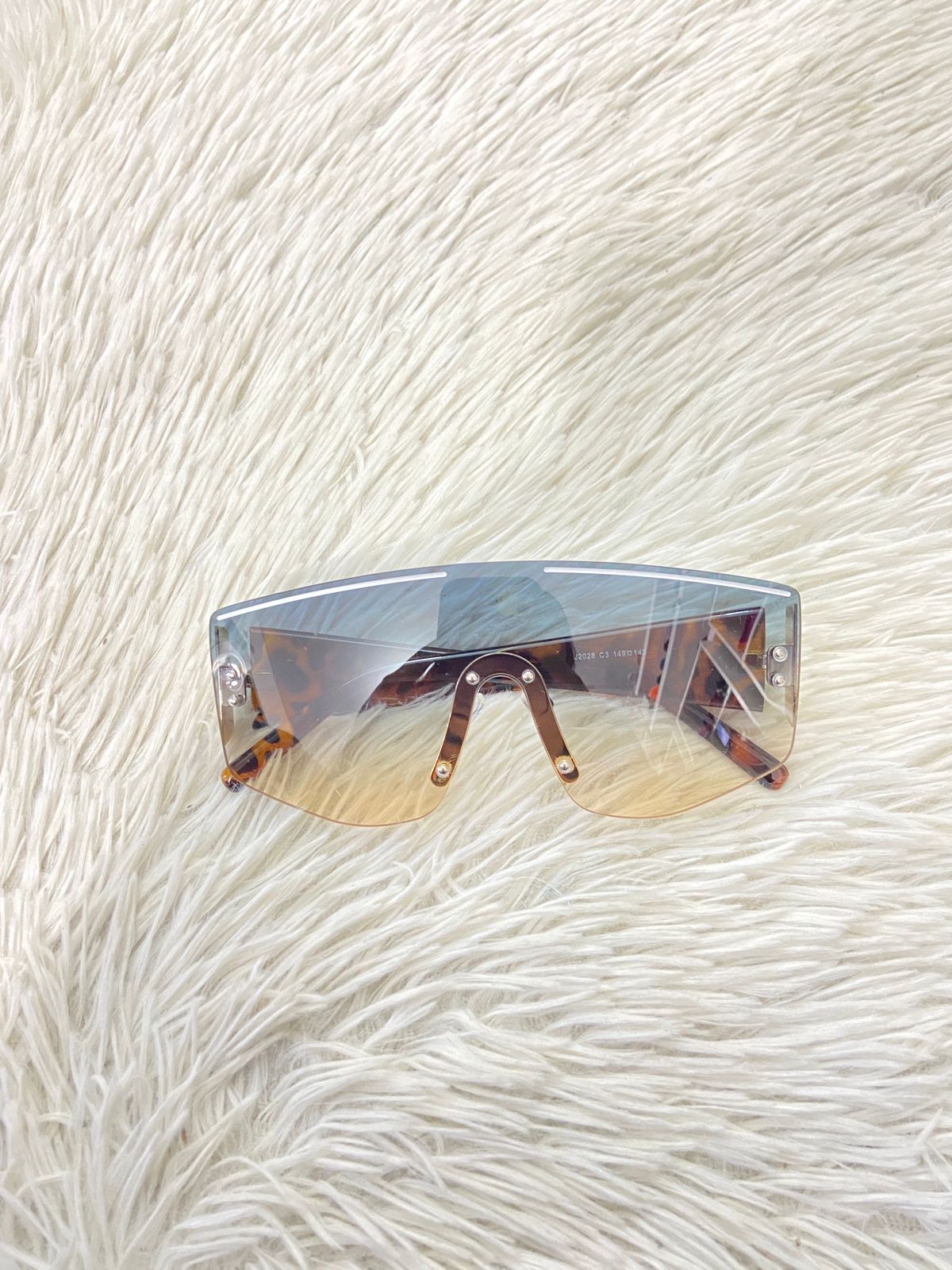 Lentes FASHION NOVA original, marrones con montura animal print y detalles dorados con raya blanca.