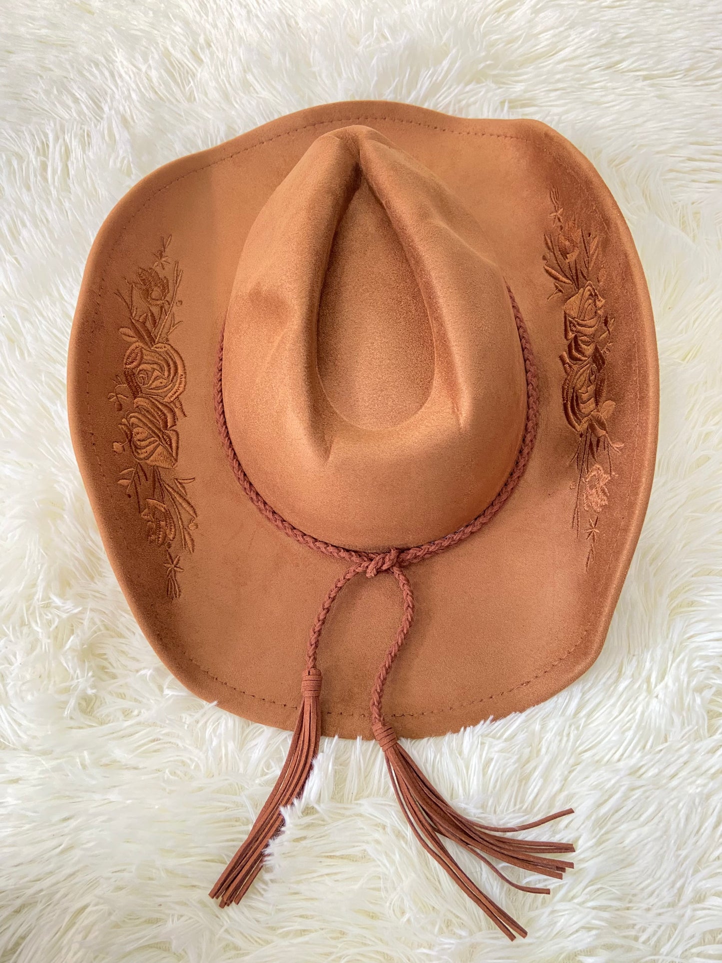 Sombrero, marron con bordado de flores en los lados y lazos, estilo vaquero.