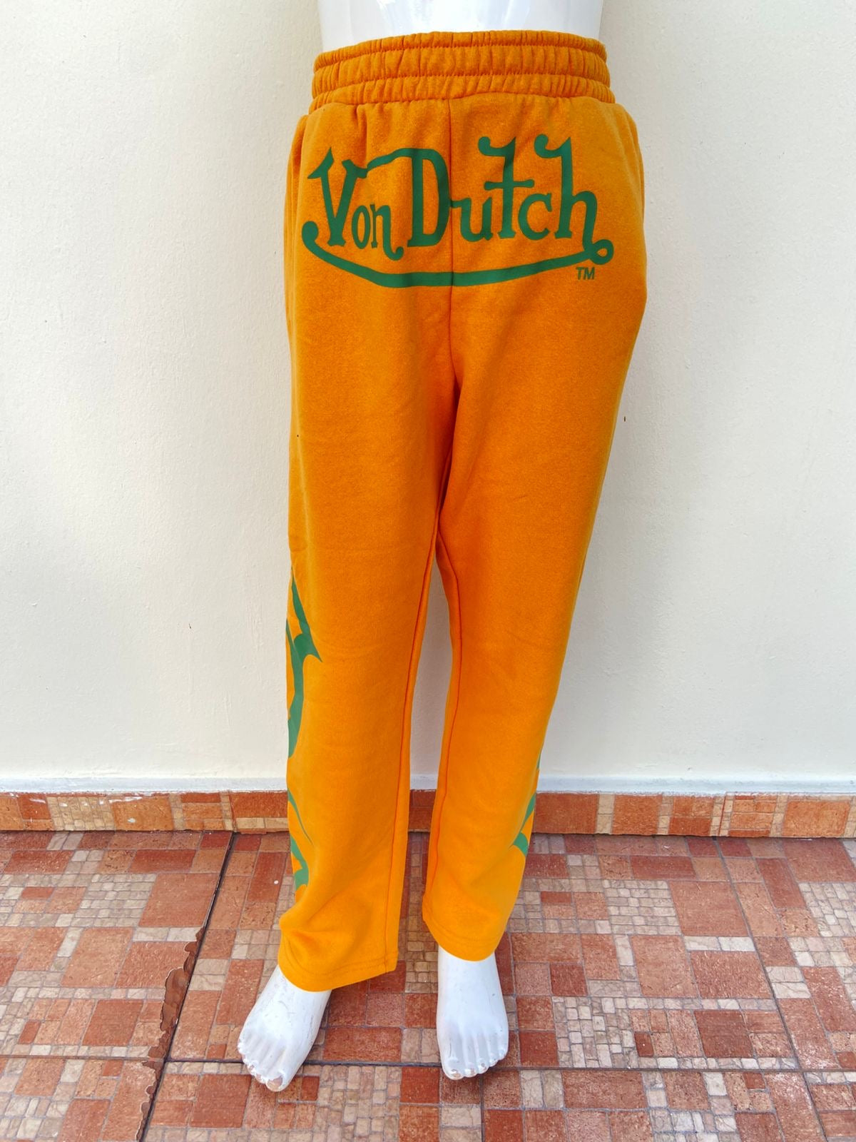 Jogger VON DUTCH original Amarillo mostaza con diseño en color verde.