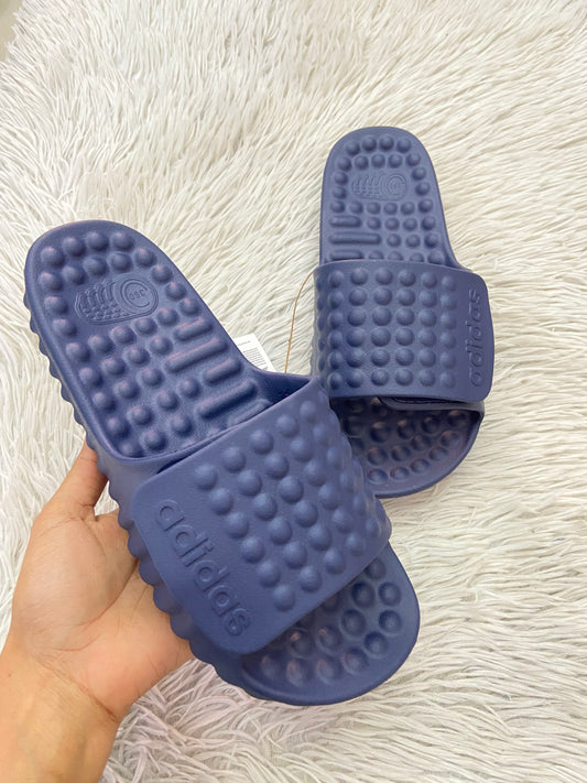 Sandalias ADIDAS original, azul marino con detalles de lunares en el mismo tono y letras al lado.