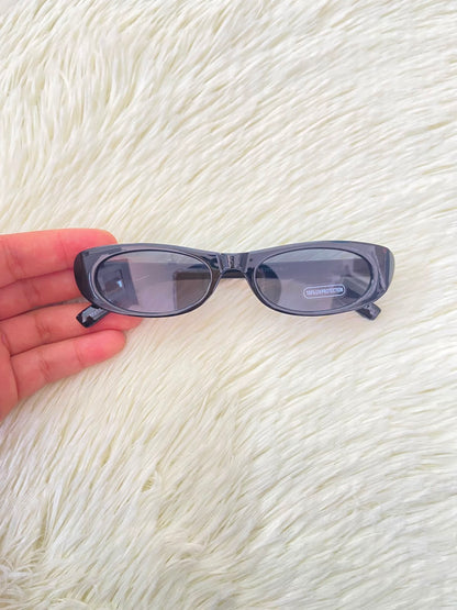 Lentes, pequeños en color negro con micas negras.