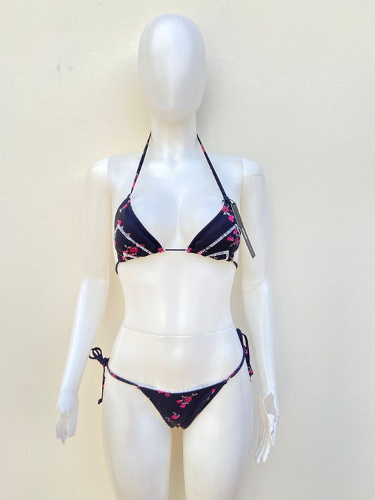 Biquini, negro con estampado de flores y encaje en color blanco.