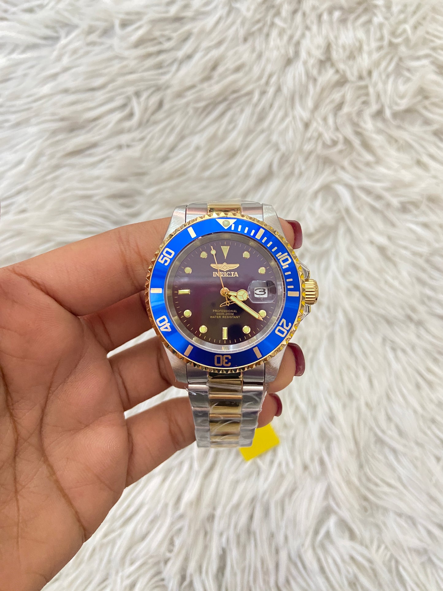 Reloj INVICTA original plateado con dorado y detalles en color azul rey.