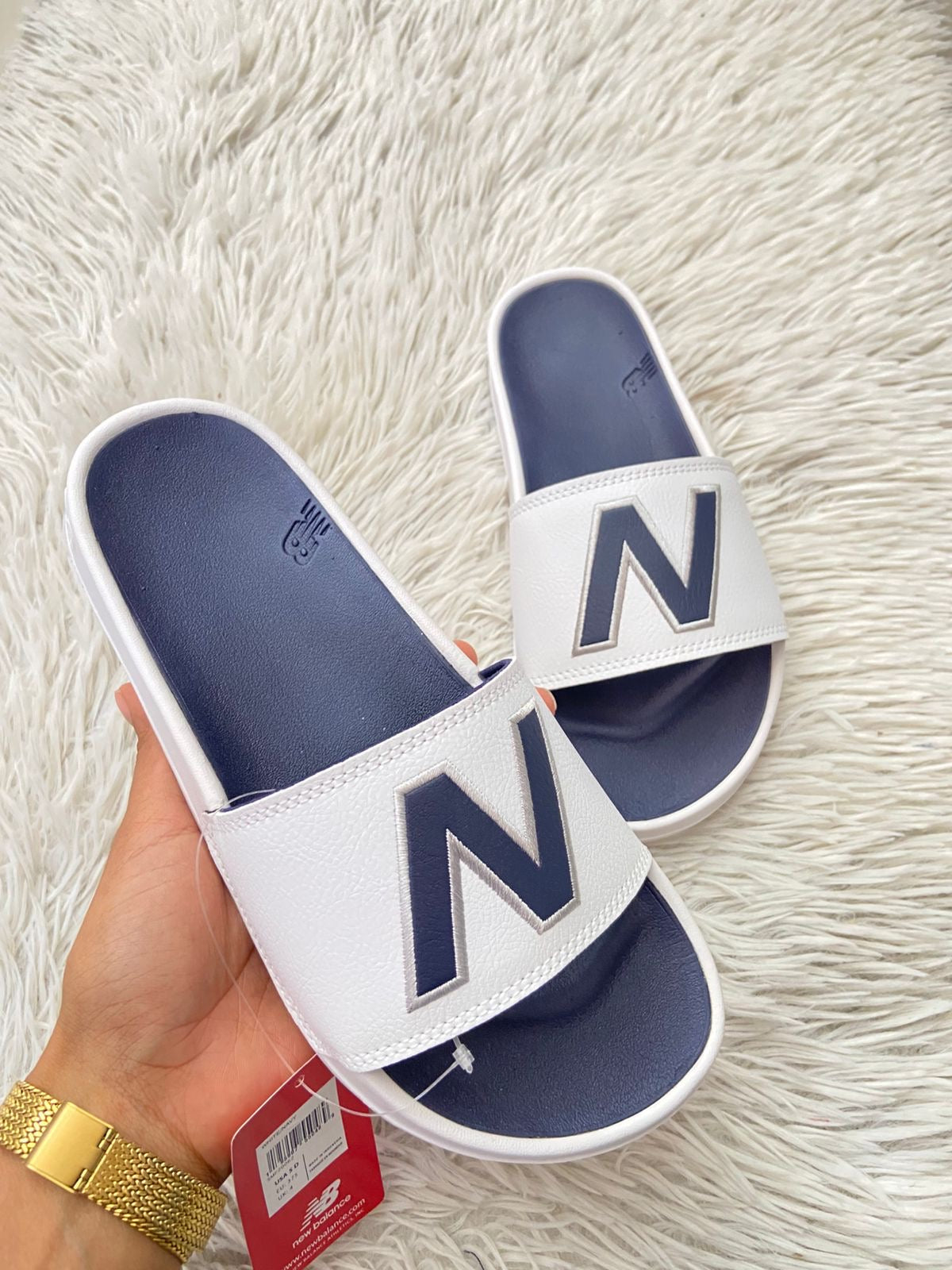 Sandalias NEW BALANCE original, azul marino con blanco y letras N al frente.