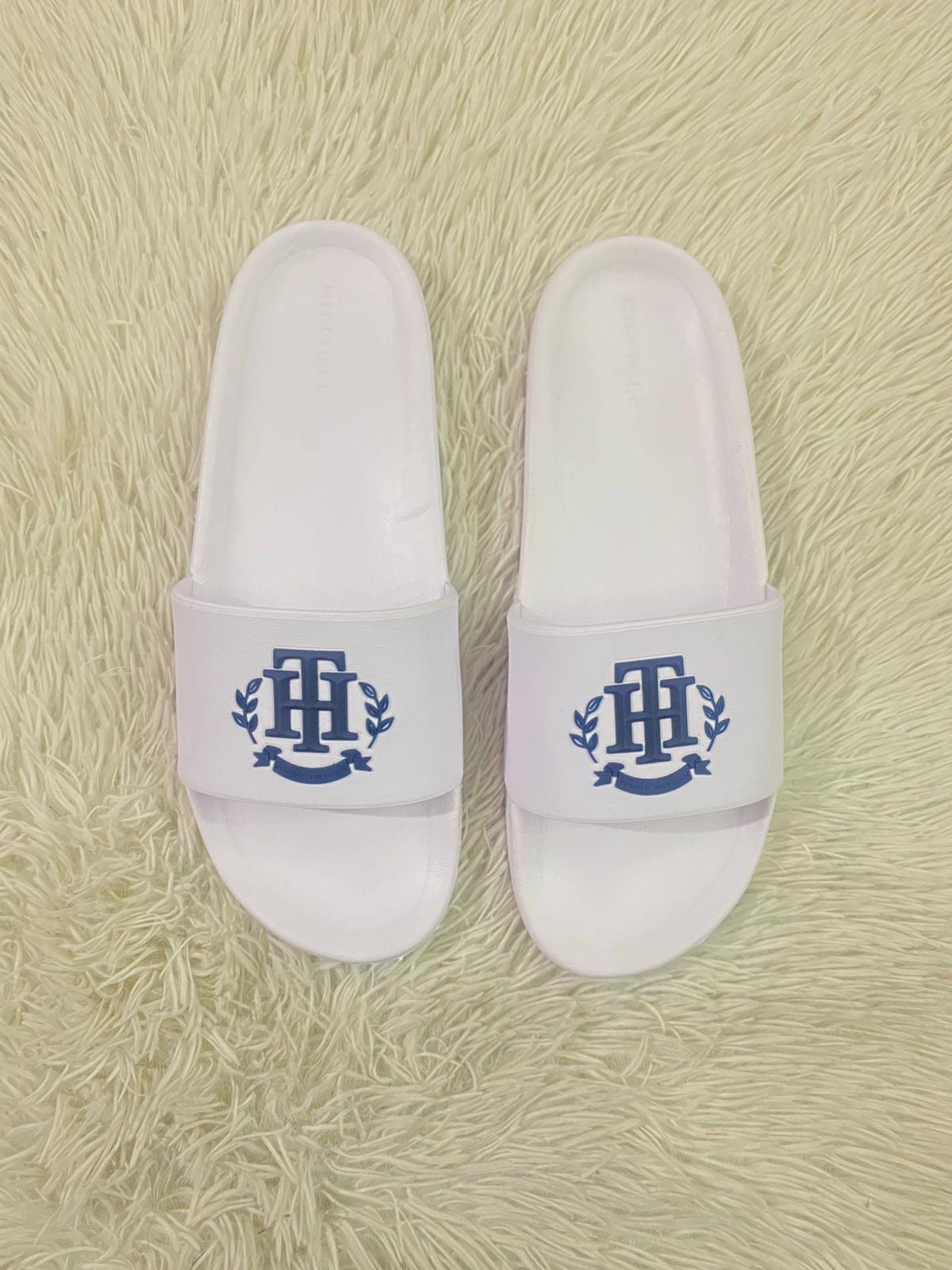 Sandalias Tommy Hilfiger original blanca con logotipo Tommy en azul.