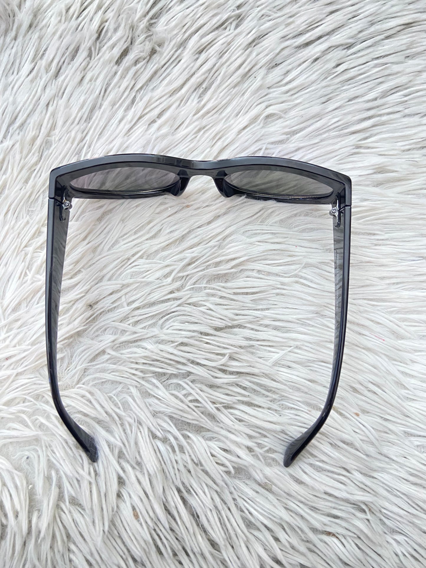 Lentes, negro con micas en color morado/ azul y detalles dorado en los lados.