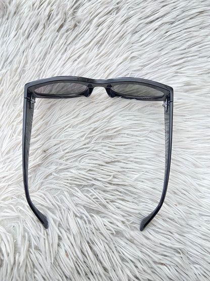 Lentes, diseñados con protección UV 100-400 para proteger tu visión. Negro con micas en color morado/ azul y detalles dorado.