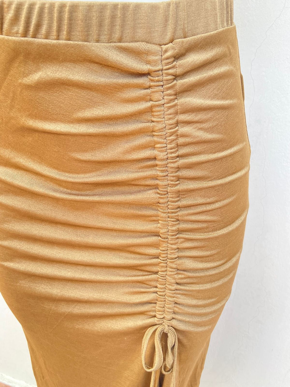 Falda Forever 21 Original en comor verde oliva apagado con lazo ajustable al aldo