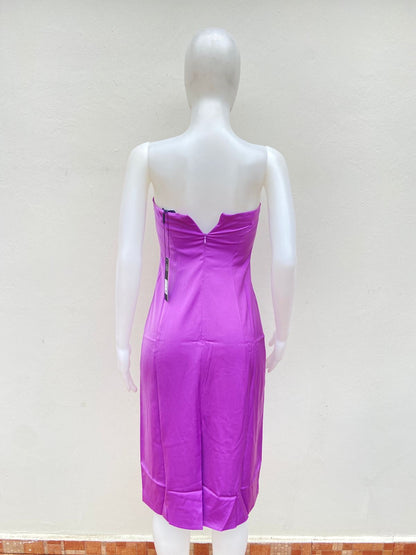 Vestido color lavender morado, Escote recto elegante. Diseño sin mangas. Cierre trasero con zipper