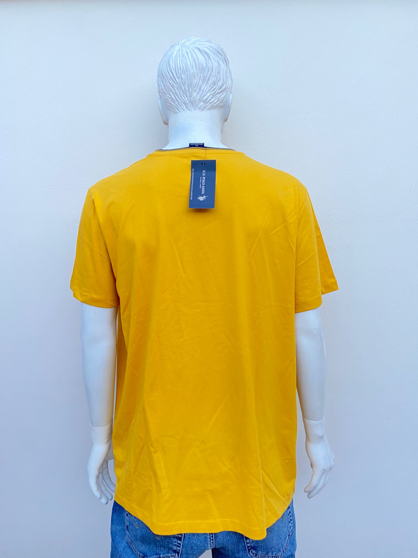 T-shirt U.S Polo original Amarillo mostaza, cuello en azul marino.