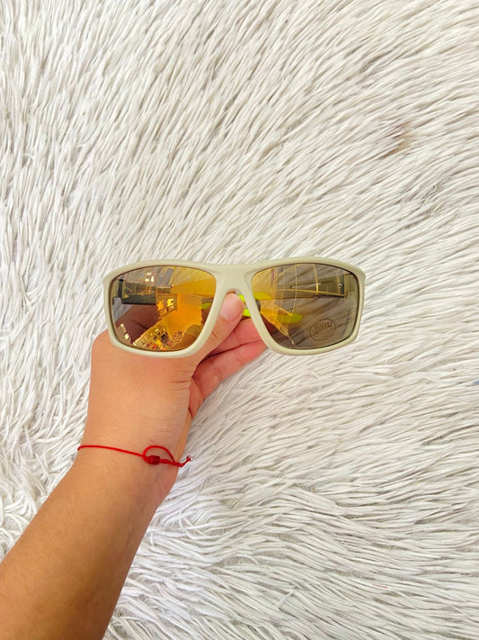 Lentes, gris oscuros con verde neón en la montura y micas amarillo ámbar.