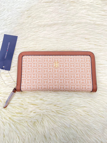 Monedero TOMMY HILFIGER Original, Marron con crema y placa TH en dorado.