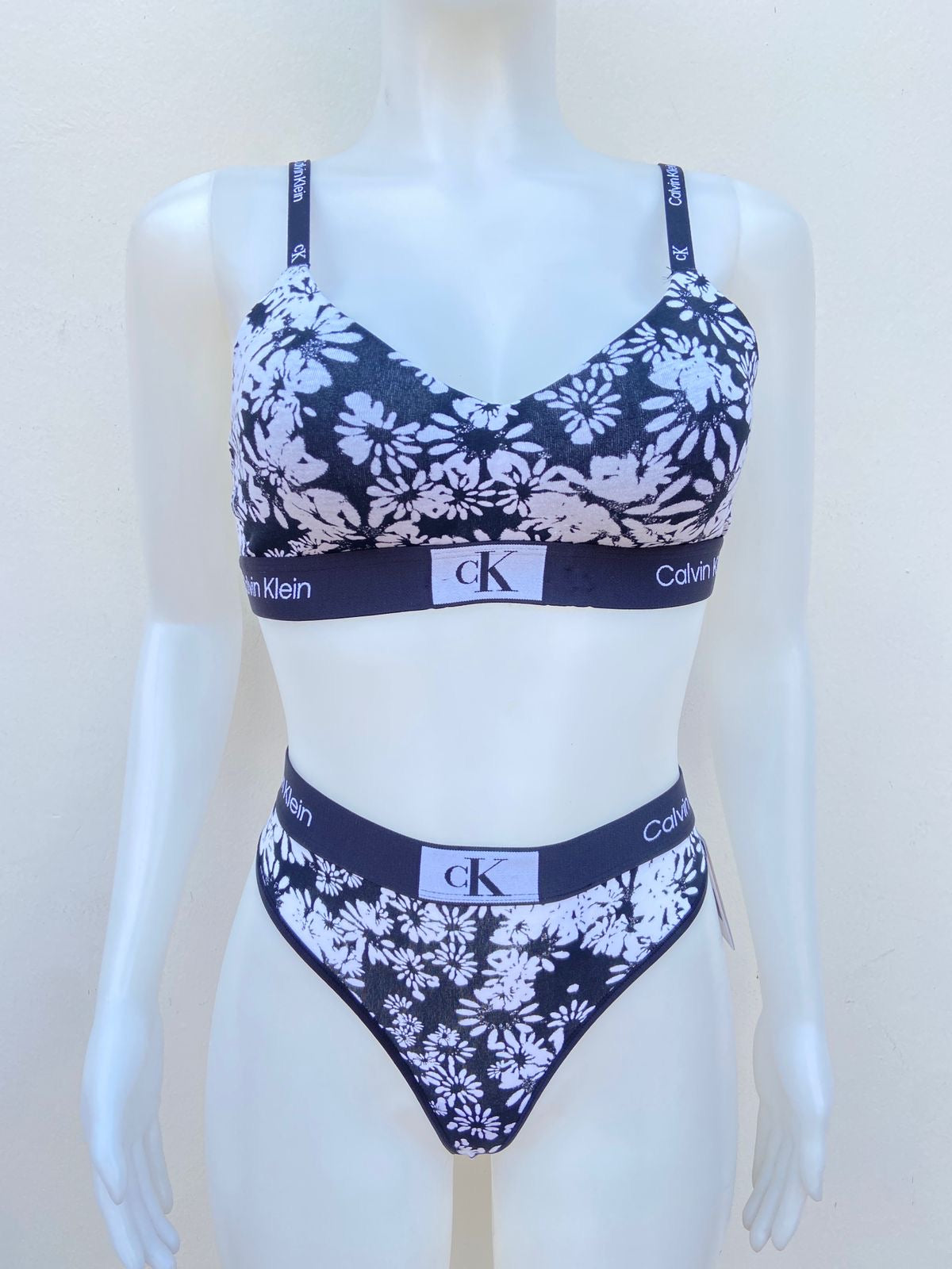 Conjunto Calvin Klein original, negro con blanco Panti y brasier con estampado de rosa y cK en el centro.