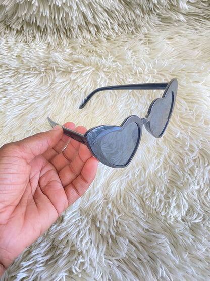 Lentes diseñados con protección UV 100-400 para proteger tu visión. Negros en forma de corazón