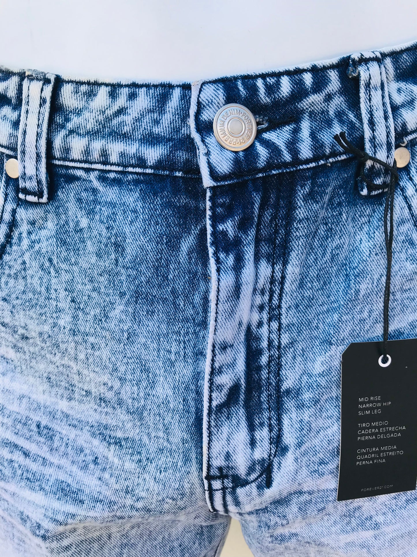 Bermuda FOREVER 21 original, jeans claro en degrado blanco sin ruedo.