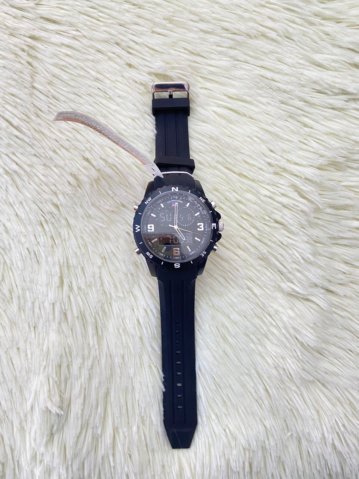Reloj U.S POLO ASSN. SINDE 1890 original negro con detalles en color plateado.