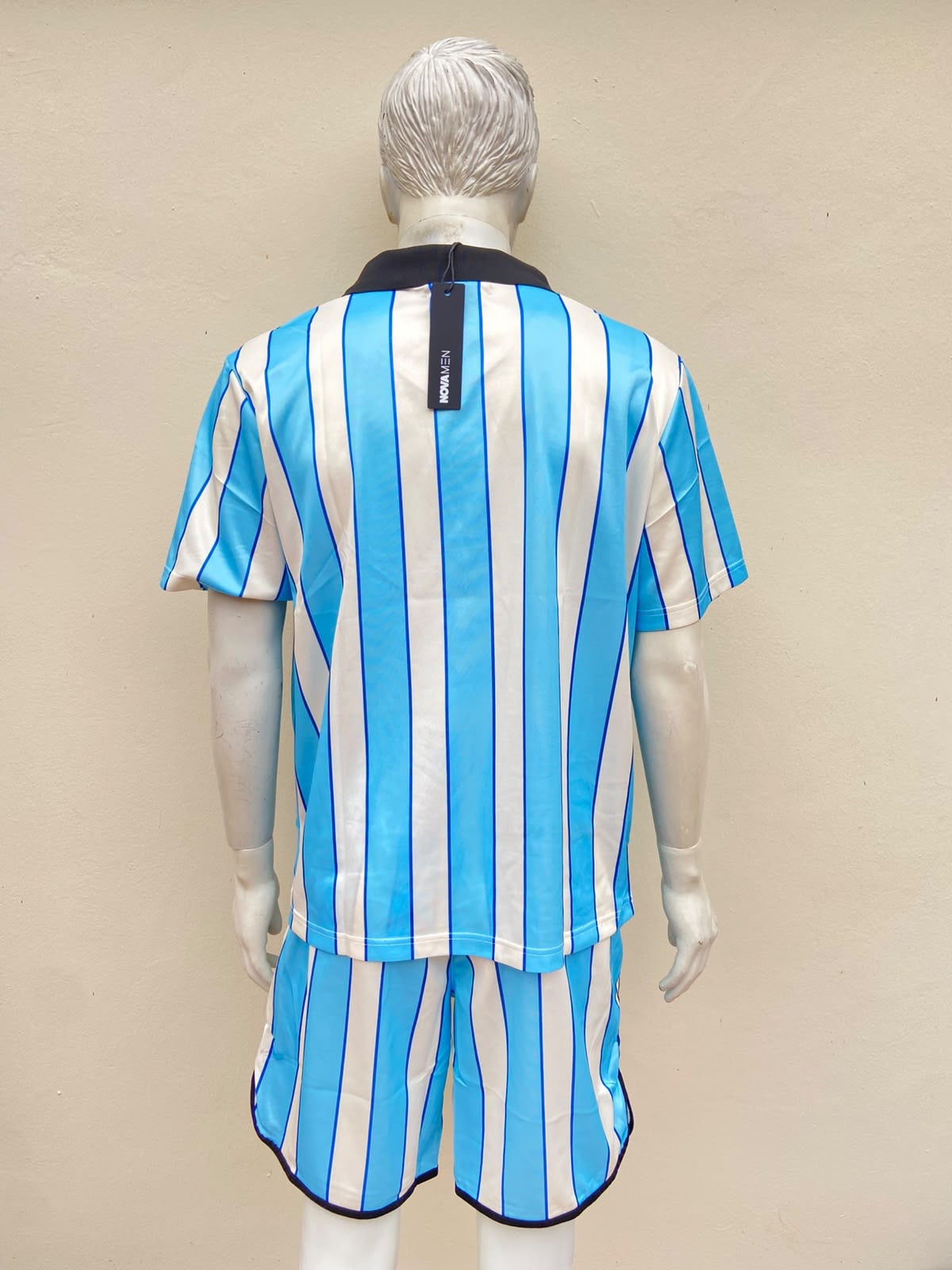 Conjunto azul, con rayas en color blanco y cuello en color negro y letras SAINTS LEAGUE.
