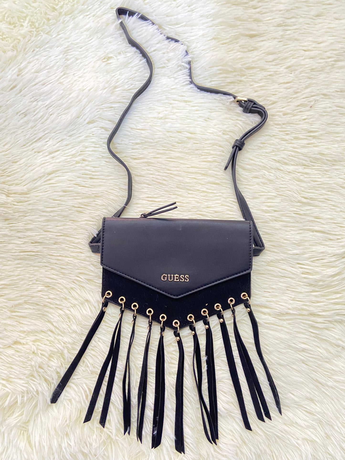 Cartera GUESS original, negra con tirantes colgantes y placa  GUESS en color dorado.