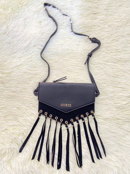 Cartera GUESS original, negra con tirantes colgantes y placa  GUESS en color dorado.