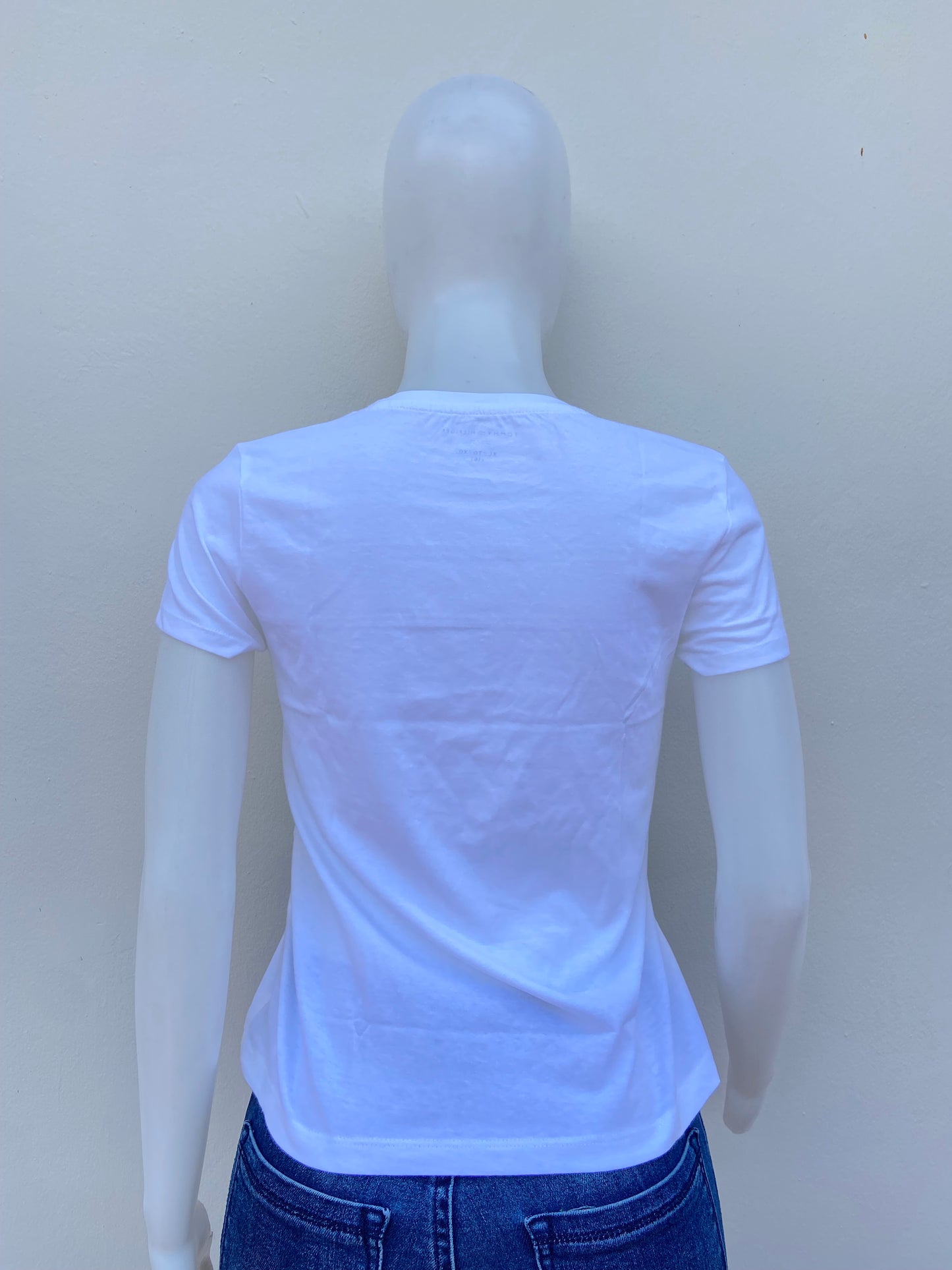 T-shirt/ blusa Tommy Hilfiger original, blanco con banda Tommy en frente, mangas más cortas y costura en hilo blanco en frente, diferente.