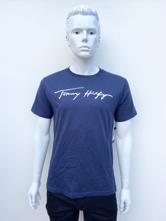 T-shirt Tommy Hilfiger original azul marino con letras Tommy Hilfiger en cursivas en blanco.