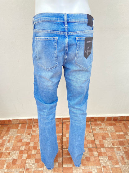 Pantalón Jean hombre Forever 21 original azul claro con estampado de león y el número 53.
