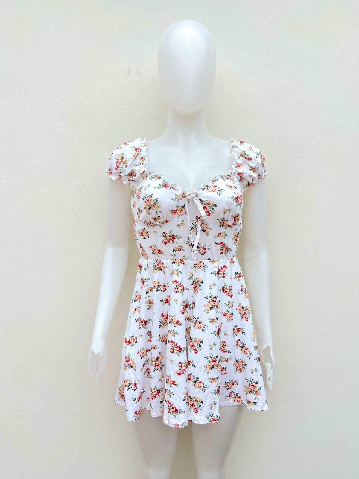 Enterizo, blanco con estampado de flores en color rojo y crema.