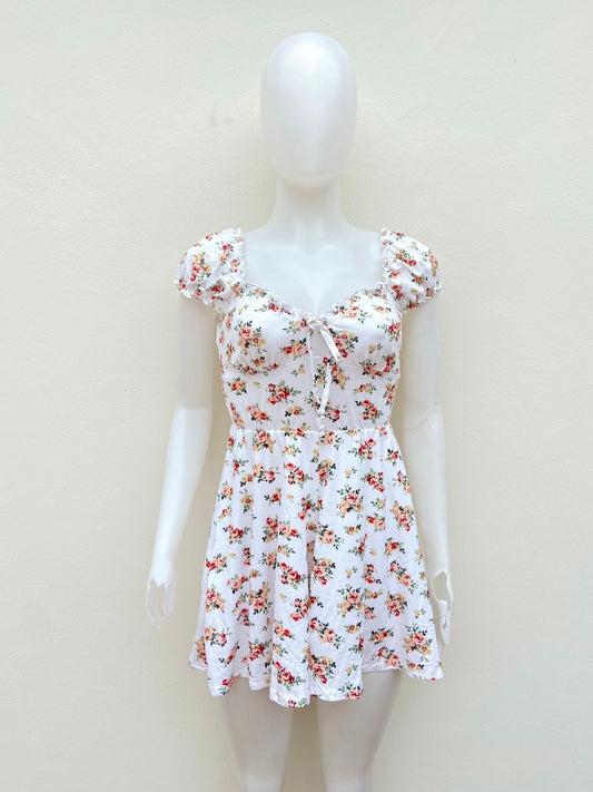 Enterizo, blanco con estampado de flores en color rojo y crema.