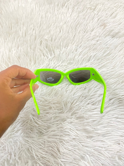 Lentes  diseñados con protección UV 100-400 para proteger tu visión. Verde con negras y estrella plateada.
