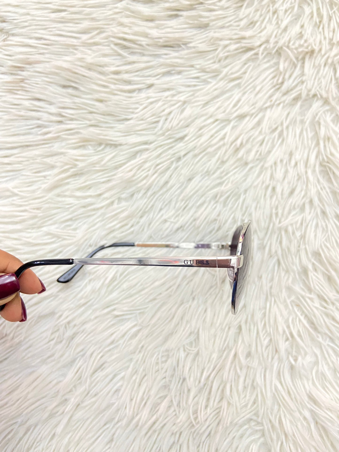 Lentes GUESS original, con protección UV 100-400 para proteger tu visión. Negro, montura plateada y micas oscuras.